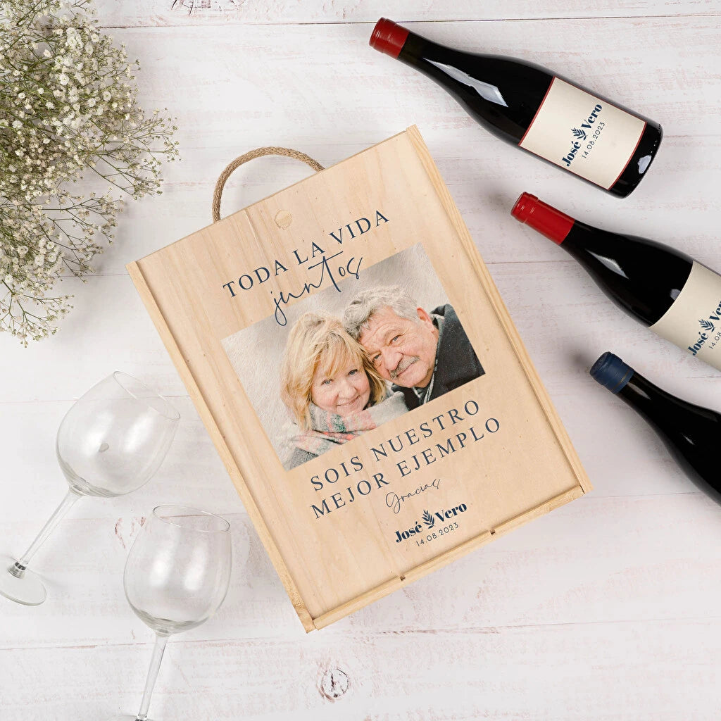 Caja de madera para tres botellas de vino personalizada con foto y frase commemorativa de aniversario de boda