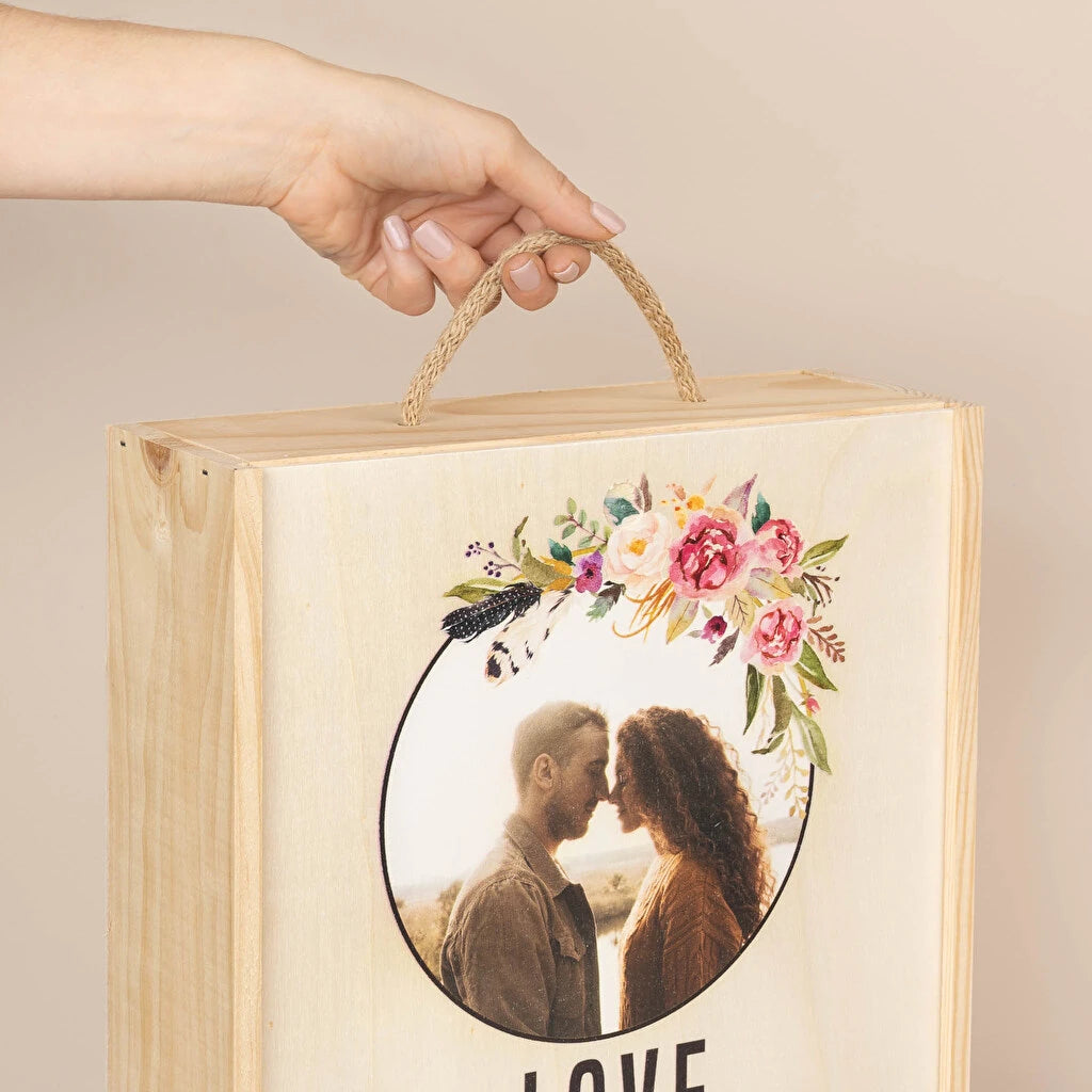 Detalle del asa de cordón de la caja personalizada de madera para tres botellas de vino con tapa impresa
