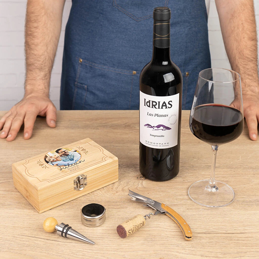 Estuche de madera personalizado con set de herramientas para el vino