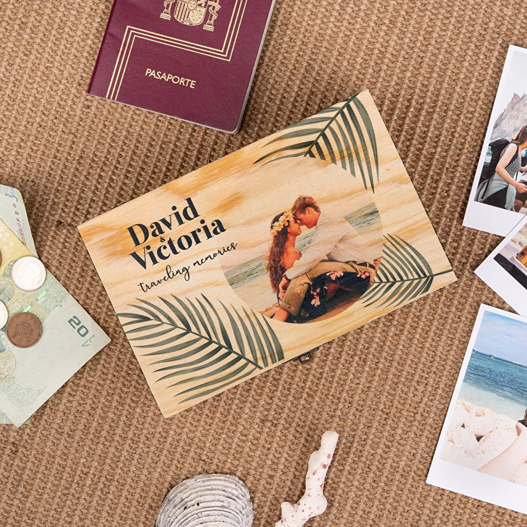 Caja de madera impresa con fotografía romántica y nombres en la tapa