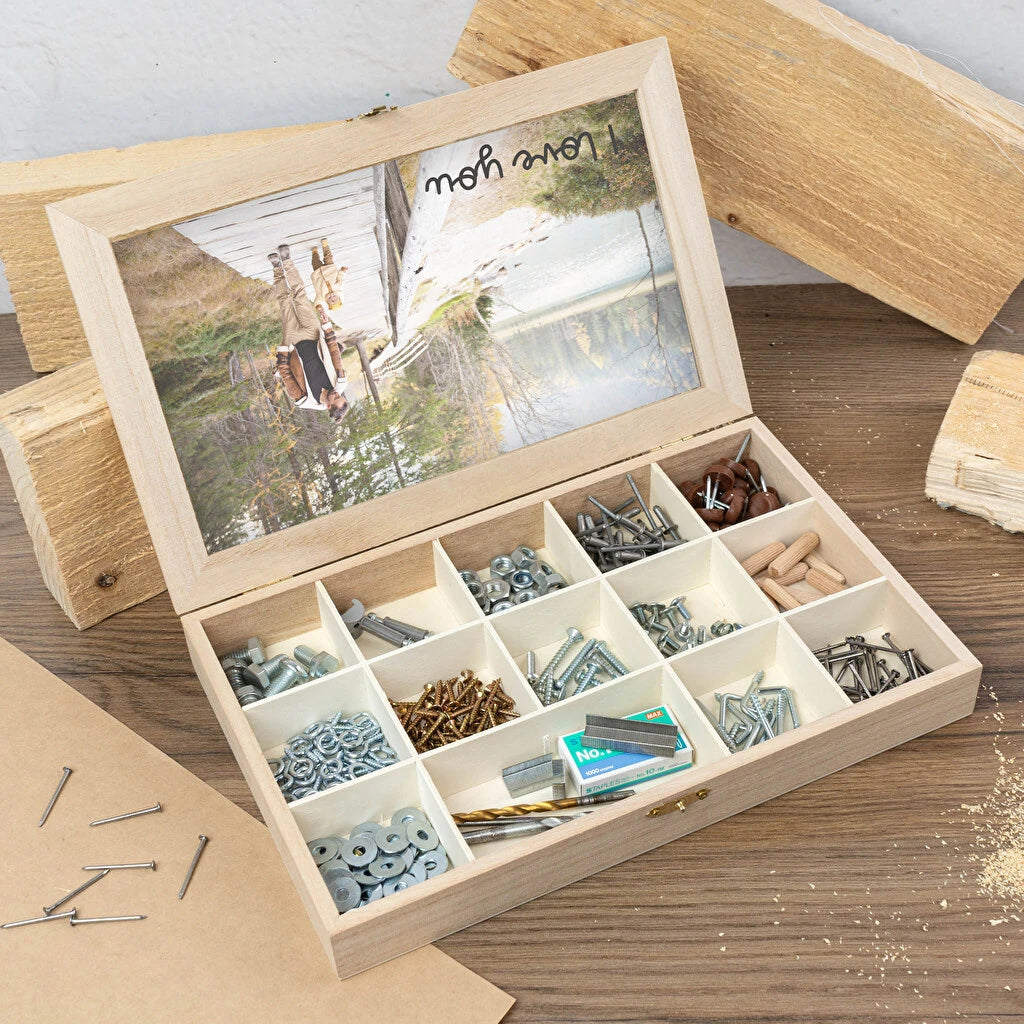 Caja de madera con compartimientos y tapa de metacrilato abierta