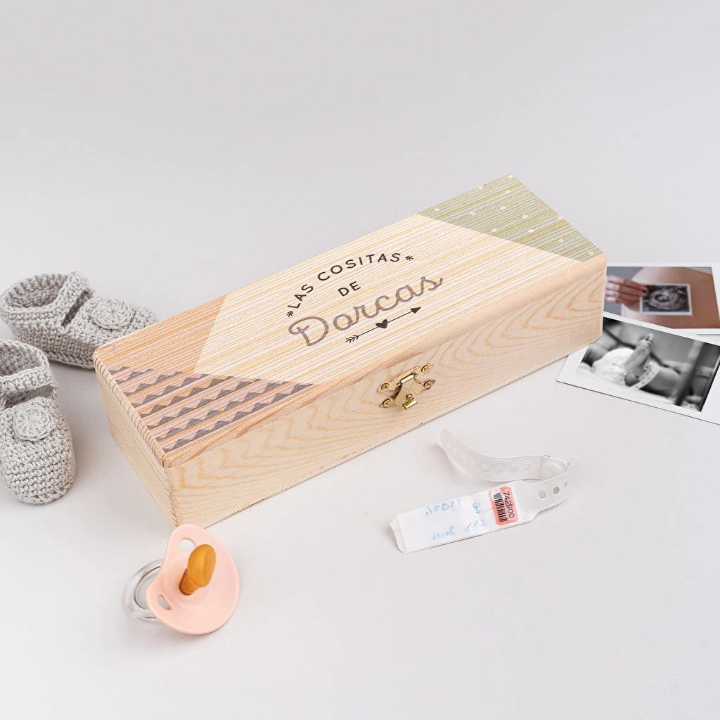 Caja de madera rectangular con impresión personalizada en la tapa