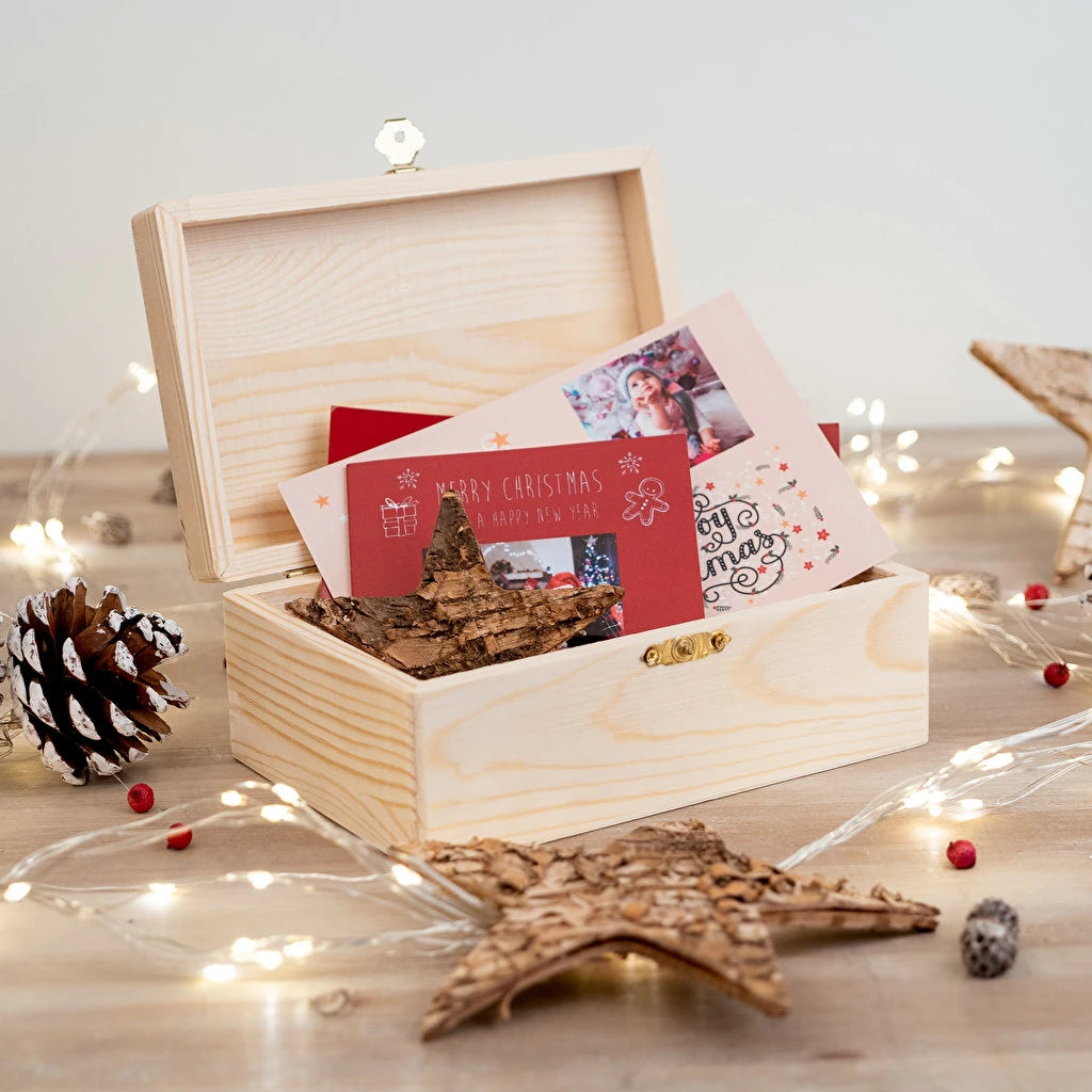 Caja de madera abierta con postales de navidad en su interior. Ideal para personalizar con diseño impreso