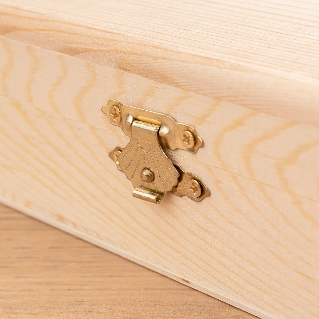 Detalle del cierre metálico estilo vintage de la caja de madera