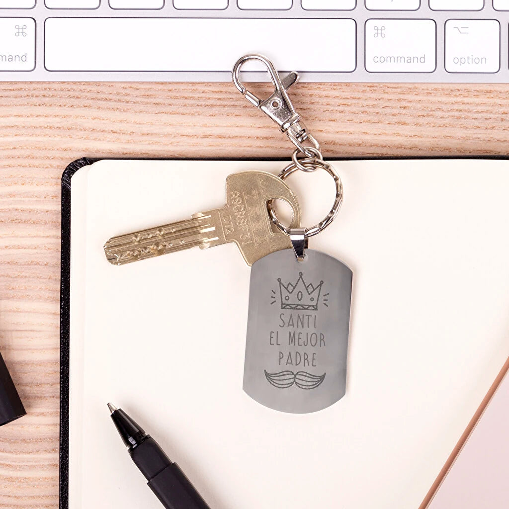 Llavero de acero con grabado láser personalizado a una cara. Disponible en forma alargada, circular o corazón. Incluye mosquetón