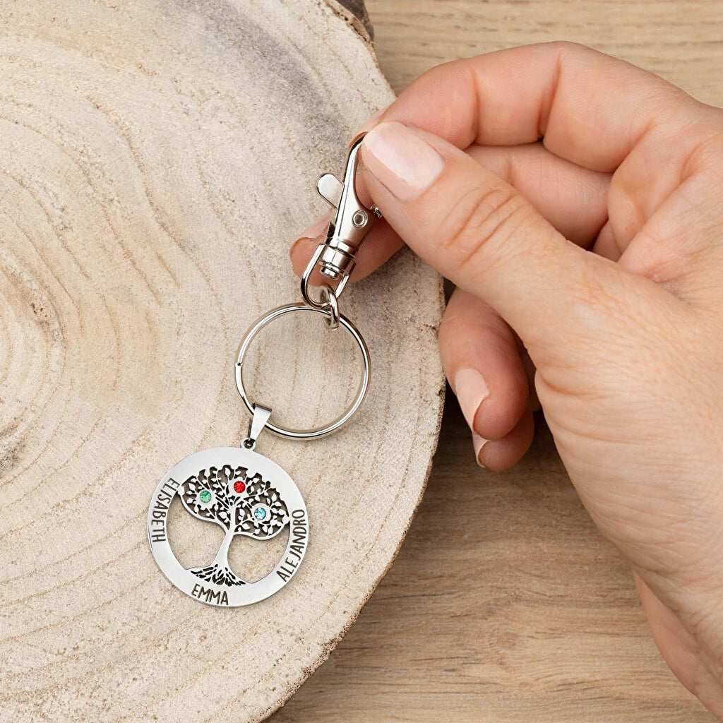 Llavero Árbol de la Vida personalizado con tres nombres grabados. Fabricado en acero inoxidable, con piedras de colores y mosquetón giratorio.