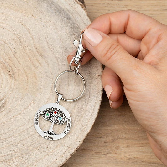 Llavero Árbol de la Vida personalizado con tres nombres grabados. Fabricado en acero inoxidable, con piedras de colores y mosquetón giratorio.