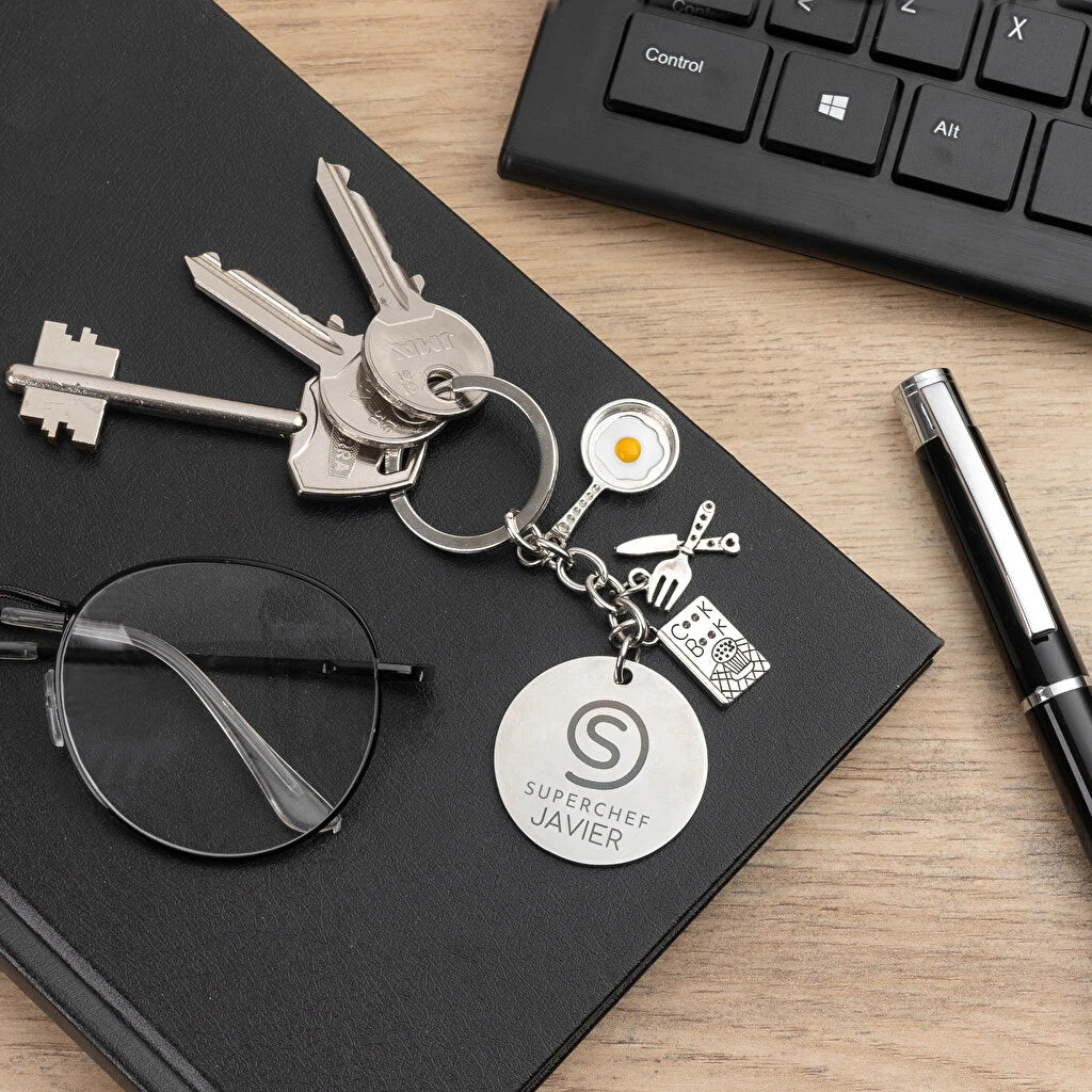 Llavero de acero inoxidable con chapa grabada y charms temáticos: cocina Personalizable con grabado láser desde 1 unidad. Ideal como regalo original.