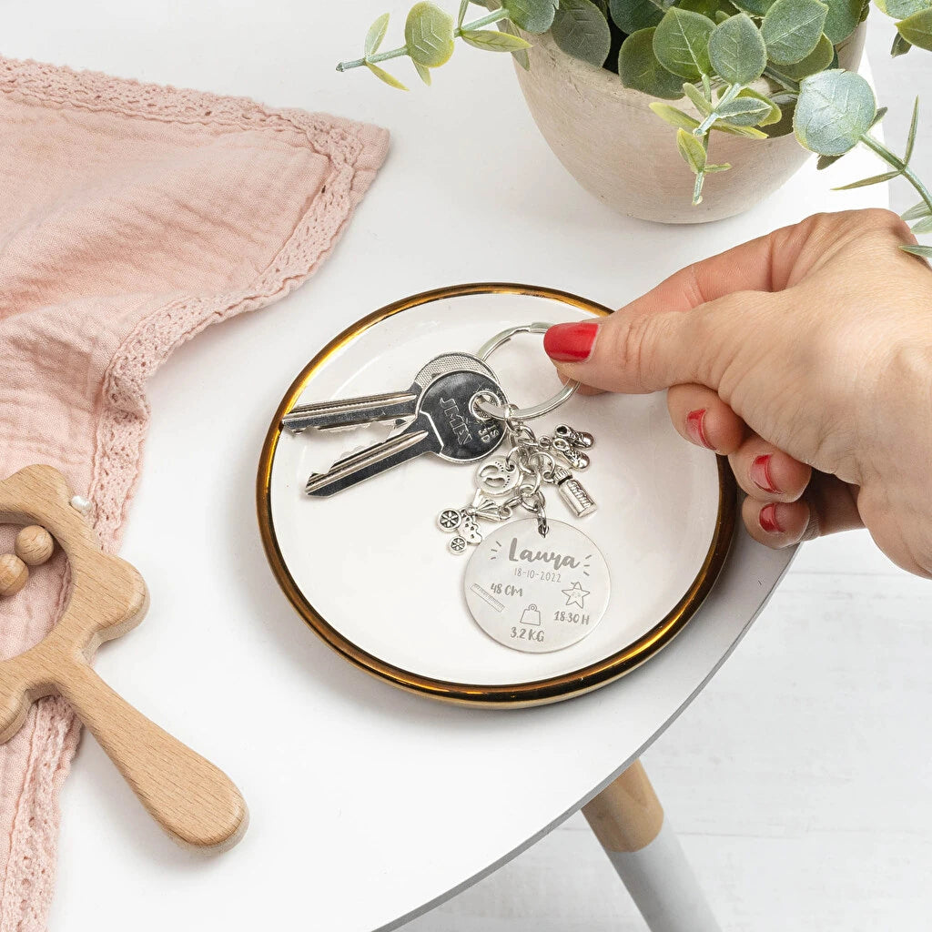Llavero de acero inoxidable con chapa grabada y charms temáticos: bebé. Personalizable con grabado láser desde 1 unidad. Ideal como regalo original.