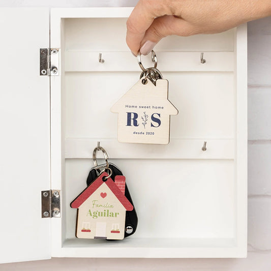 Llavero de madera natural personalizado mediante impresión directa con el diseño del cliente. Forma de casita
