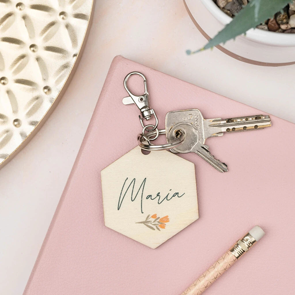 Llavero de madera natural personalizado mediante impresión directa con el diseño del cliente. Forma hexagonal