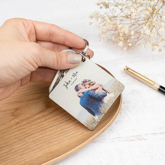 Llavero de madera natural personalizado mediante impresión directa con el diseño del cliente. Forma cuadrada