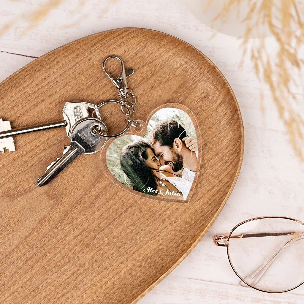 Llavero de metacrilato transparente personalizado mediante impresión directa con el diseño del cliente. Forma de corazón