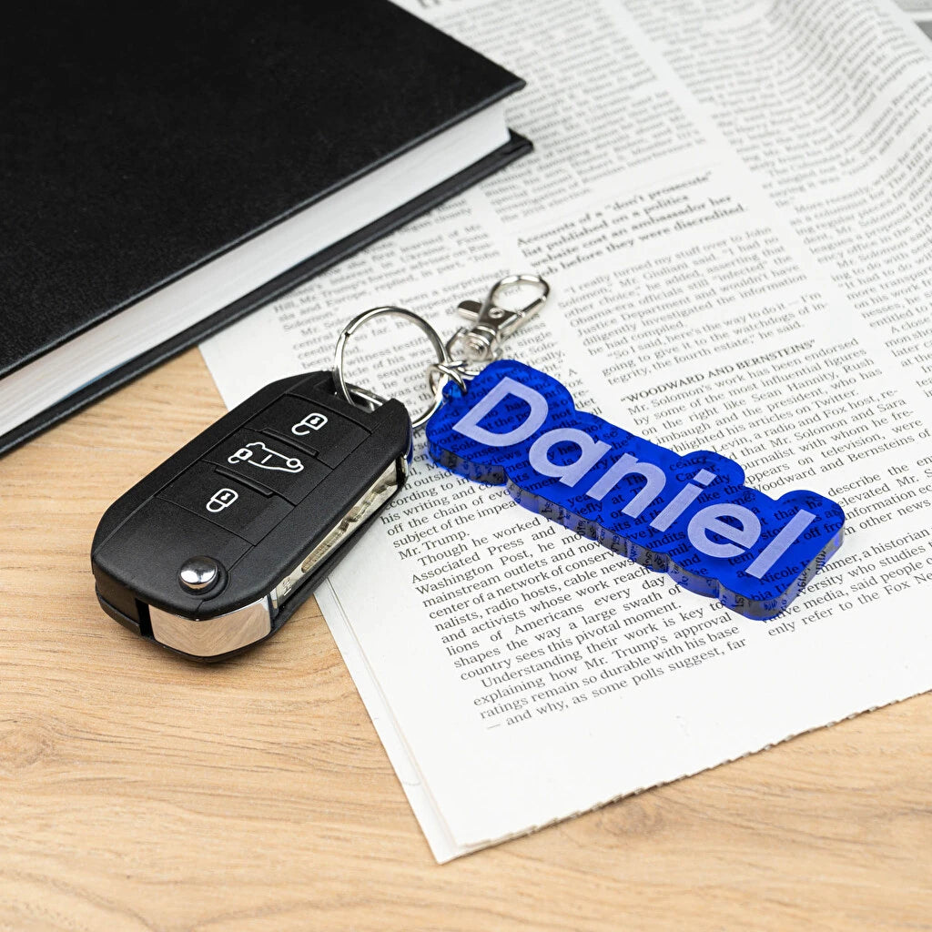 Llavero de metacrilato personalizado con nombre y grabado láser. Color azul