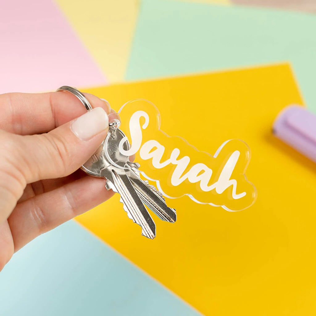 Llavero de metacrilato personalizado con nombre y grabado láser. Transparente