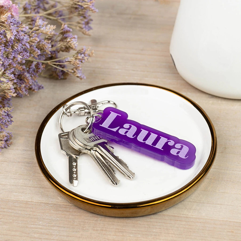 Llavero de metacrilato personalizado con nombre y grabado láser. Color morado