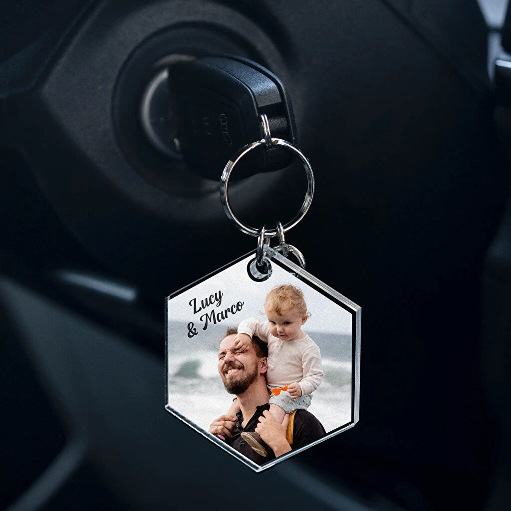 Llavero de metacrilato transparente personalizado mediante impresión directa con el diseño del cliente. Forma hexagonal