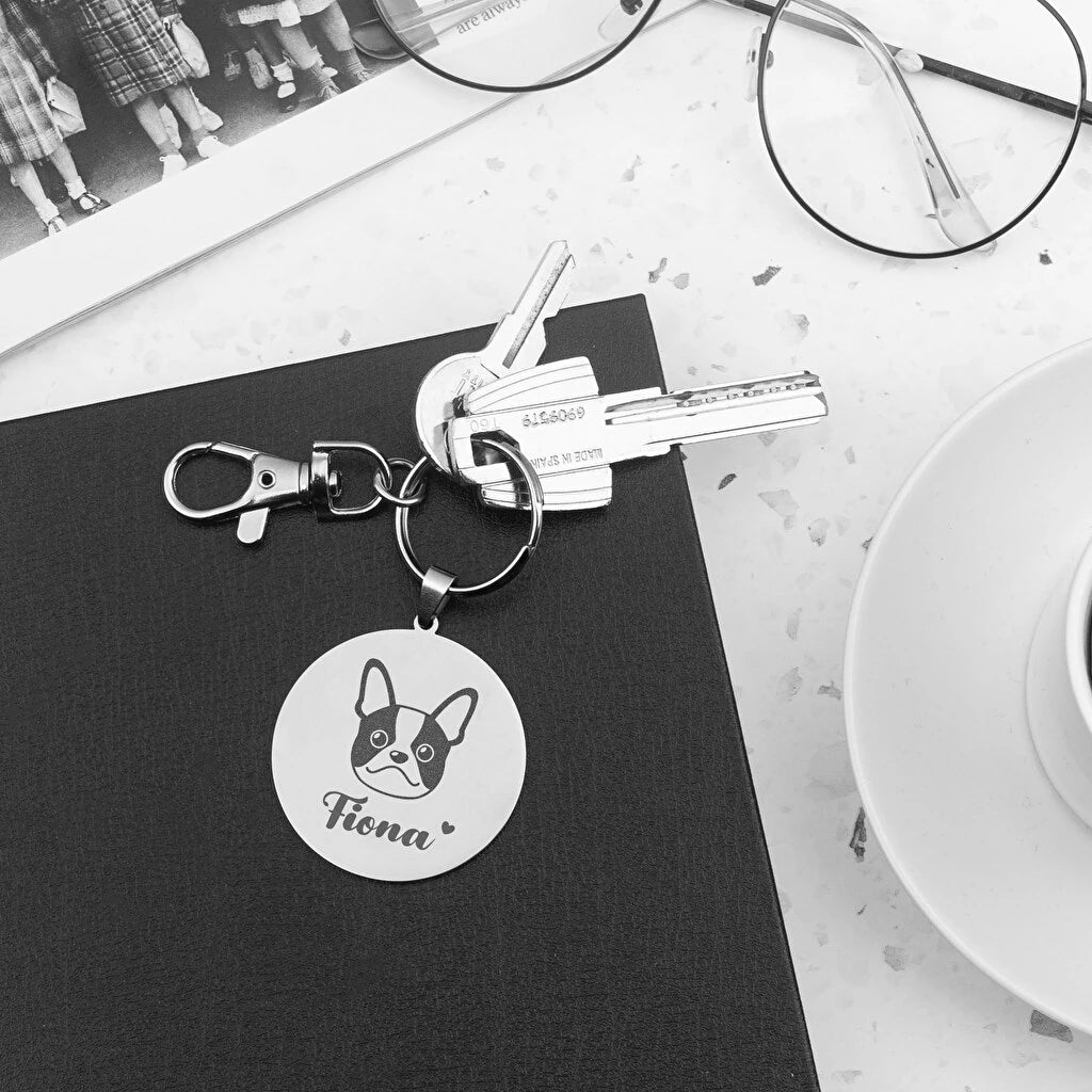 Llavero de acero con grabado láser personalizado a una cara. Disponible en forma alargada, circular o corazón. Incluye mosquetón