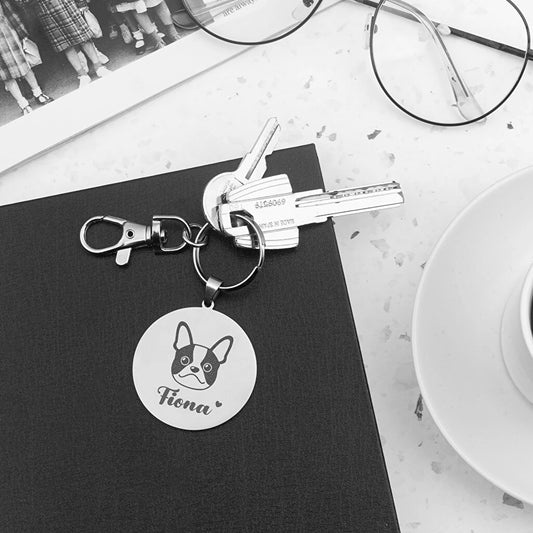 Llavero de acero con grabado láser personalizado a una cara. Disponible en forma alargada, circular o corazón. Incluye mosquetón