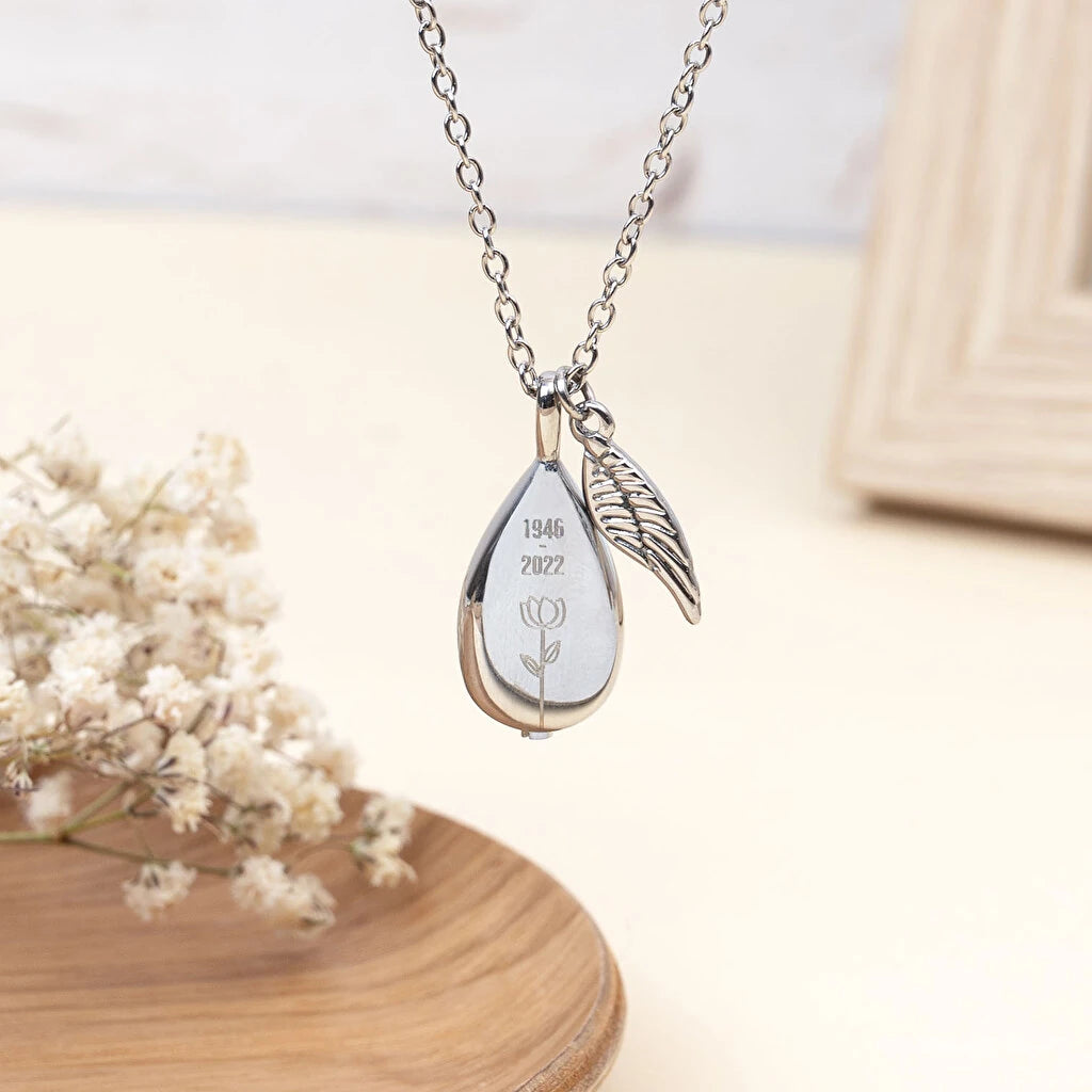 Colgante memorial para cenizas en acero inoxidable con grabado láser. Incluye cadena, charm de ala de ángel y herramientas.