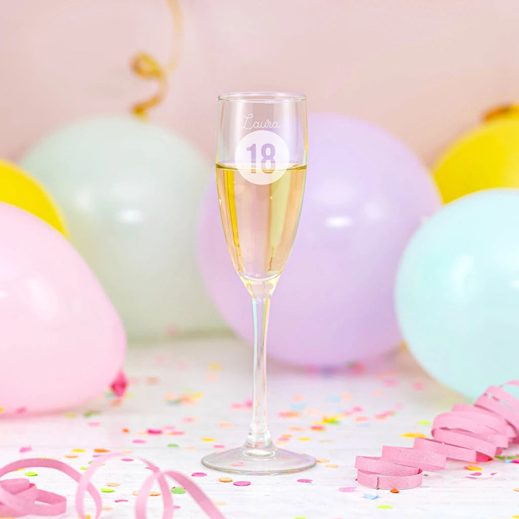 Copa de cava de cristal de 20 cl con grabado personalizado. Elegante, resistente y apta para lavavajillas, ideal para celebraciones.