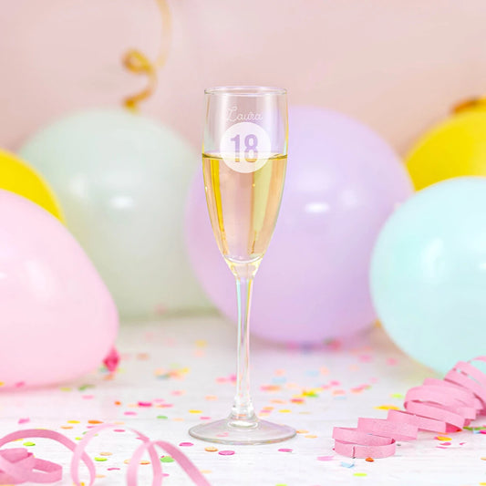 Copa de cava de cristal de 20 cl con grabado personalizado. Elegante, resistente y apta para lavavajillas, ideal para celebraciones.