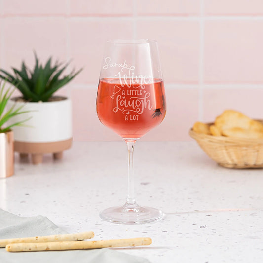 Copa de vino de cristal de Bohemia con grabado personalizado. Elegante, resistente y apta para lavavajillas, ideal para ocasiones especiales.