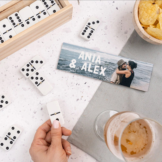 Clásico juego de dominó con piezas de melamina presentado en caja de madera con la tapa personalizada a todo color