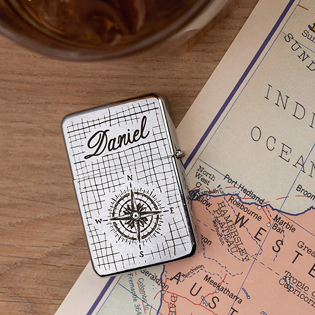 Mechero de gasolina personalizado con grabado láser. Fabricado en hierro, color plata.