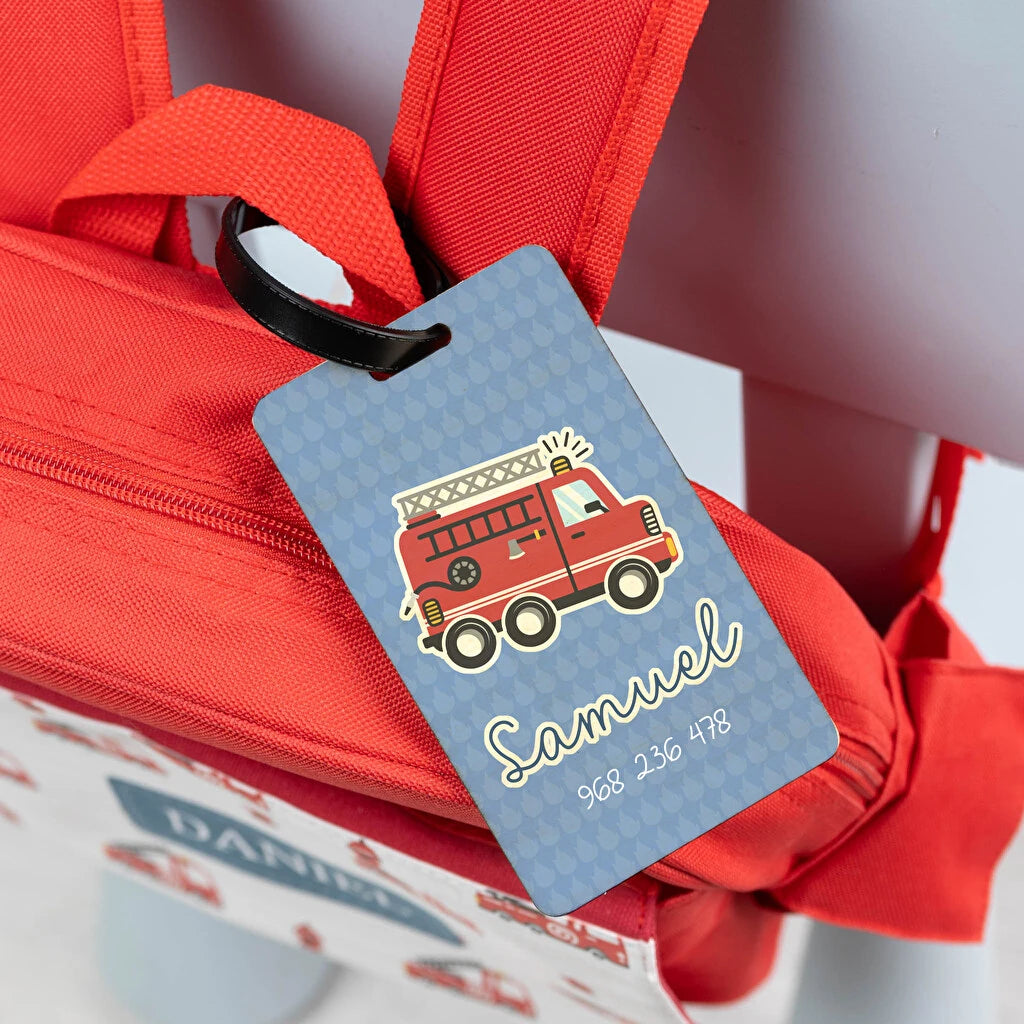 Etiqueta identificadora para maletas de viaje o mochilas infantiles, personalizadas con impresión directa por una o ambas caras. Incluye cinta para enganchar.