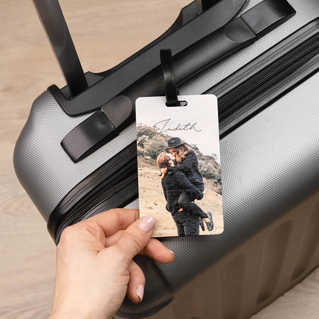 Etiqueta identificadora para maletas de viaje o mochilas infantiles, personalizadas con impresión directa por una o ambas caras. Incluye cinta para enganchar.