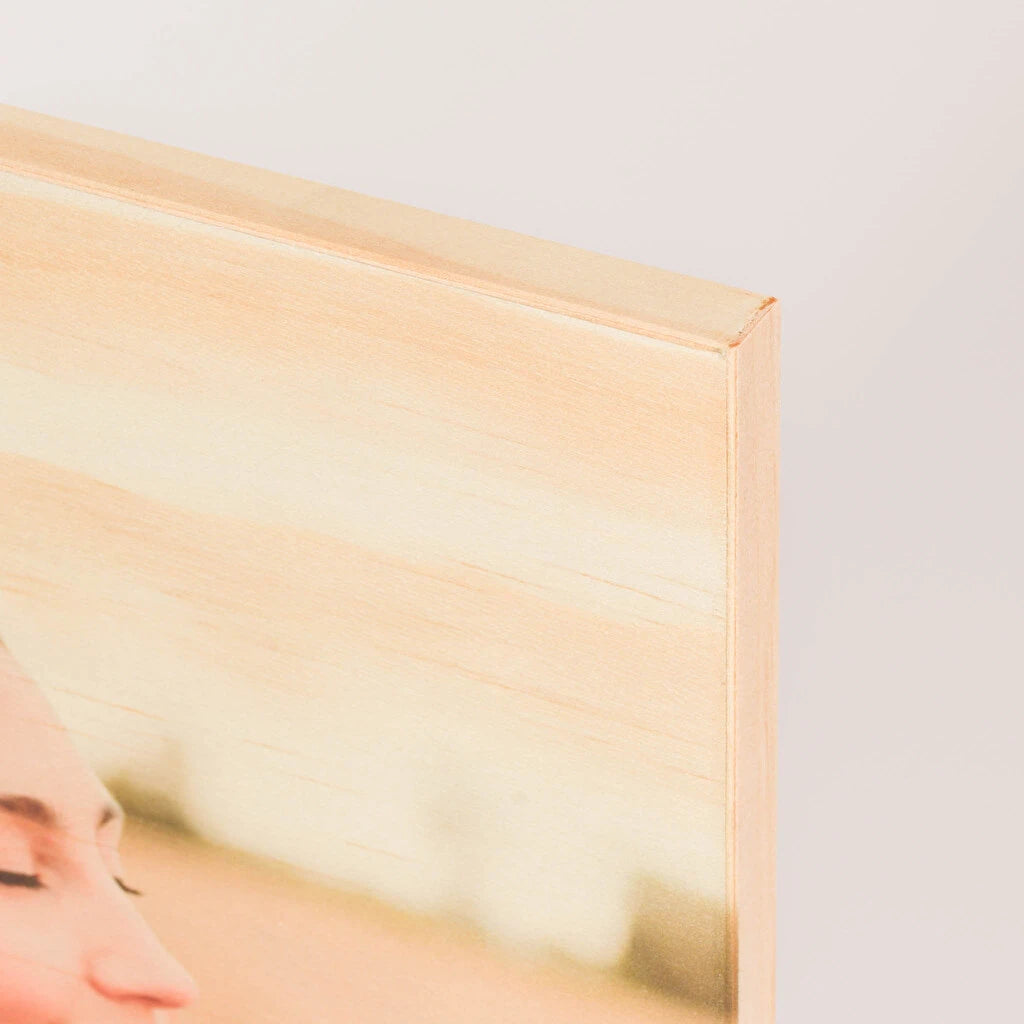 Foto a todo color impresa directamente sobre una plancha de madera de pino, detalle de la esquina