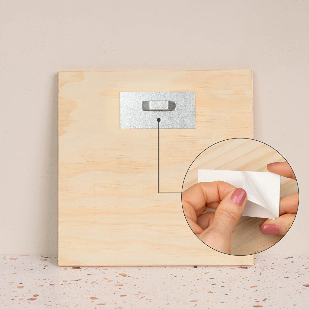 Foto a todo color impresa directamente sobre una plancha de madera de pino, parte trasera con el colgador metálico