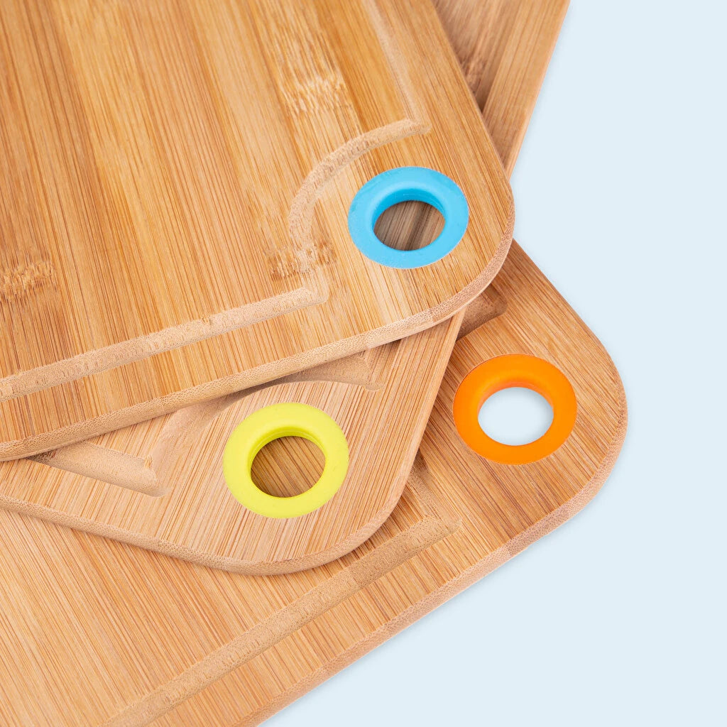 Detalle de la sujeción de goma para la tabla de madera en colores aleatorios