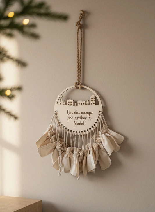 Calendario de Adviento circular de madera con saquitos, diseño artesanal y grabado láser personalizado.