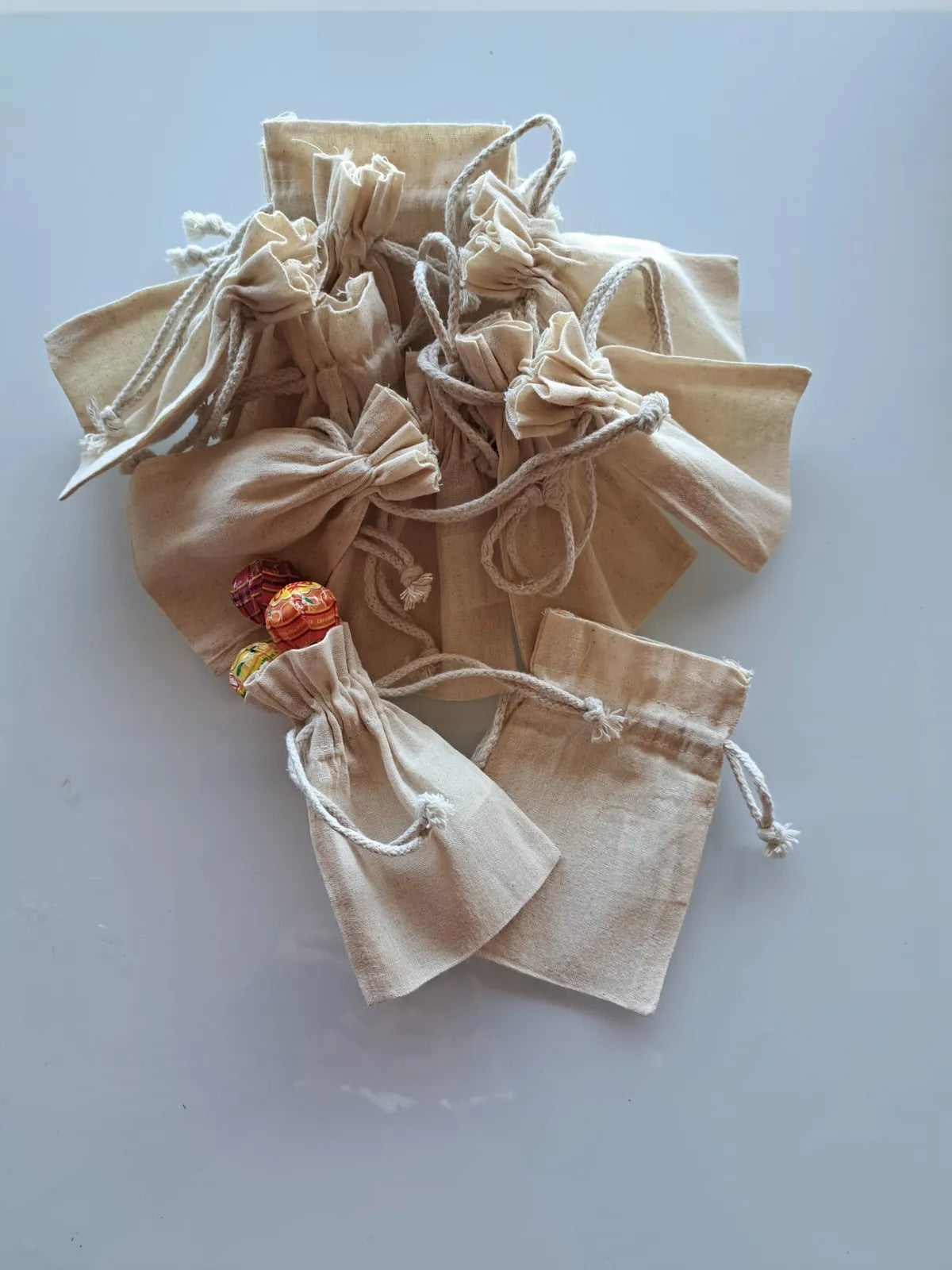 Saquitos de tela para rellenar el calendario de Adviento de madera, estilo natural y artesanal.