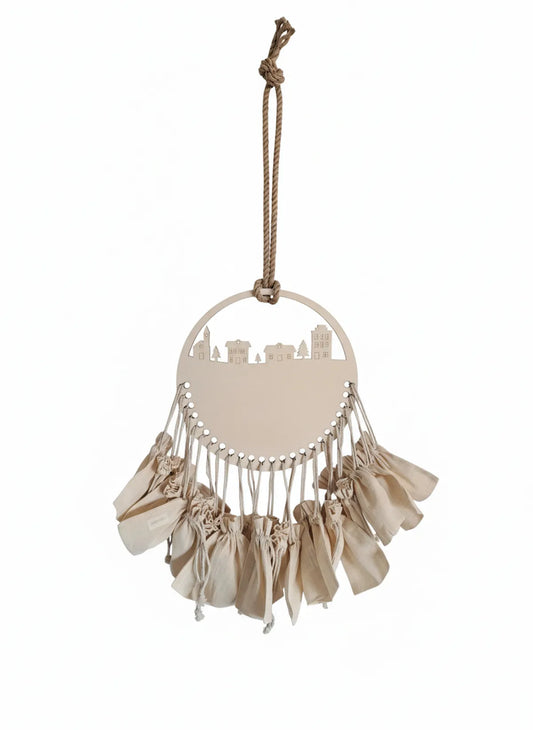 Calendario de Adviento de madera con diseño de pueblo navideño y 24 saquitos para poner sorpresas