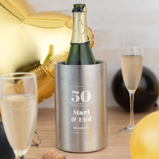 Enfriador de botellas de acero inoxidable con acabado mate y grabado personalizado. Ideal para vino, cava y celebraciones especiales.
