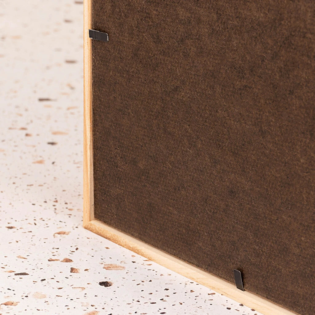 Detalle de la parte posterior de la hucha de madera con la sujeción de la placa impresa