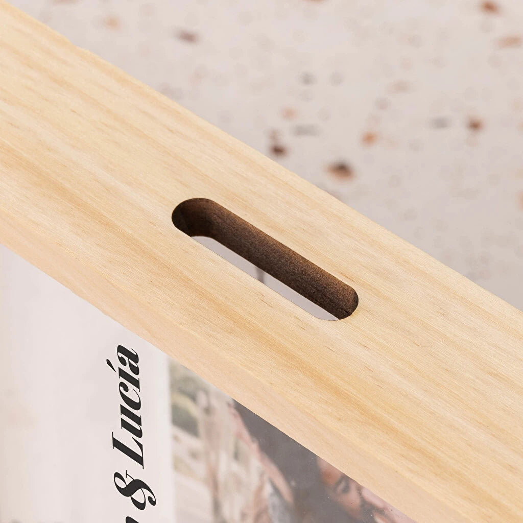 Detalle de la apertura de la hucha de madera donde entran los ahorros