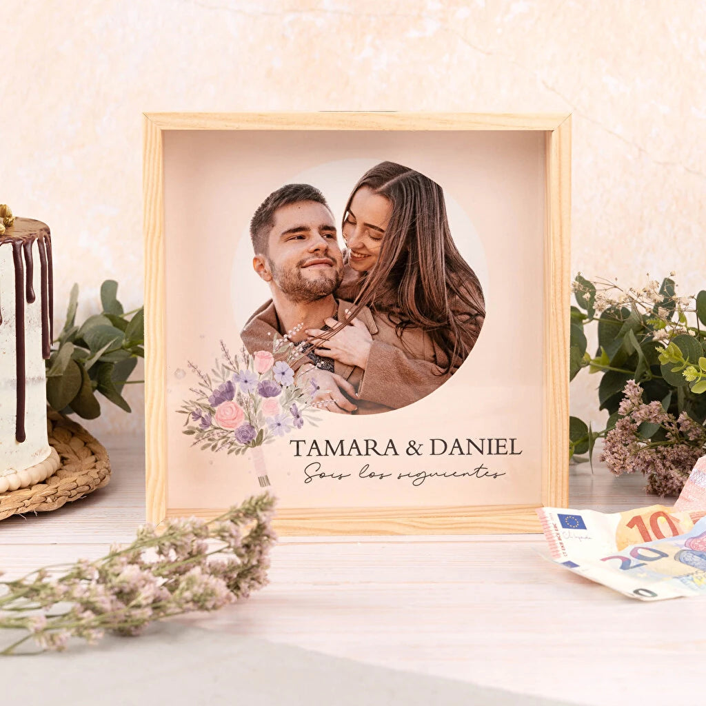 hucha de madera quadrada con frontal de metacrilato que permite ver la impresión del fondo, en este caso la foto de una pareja con un texto que los designa como los siguientes novios