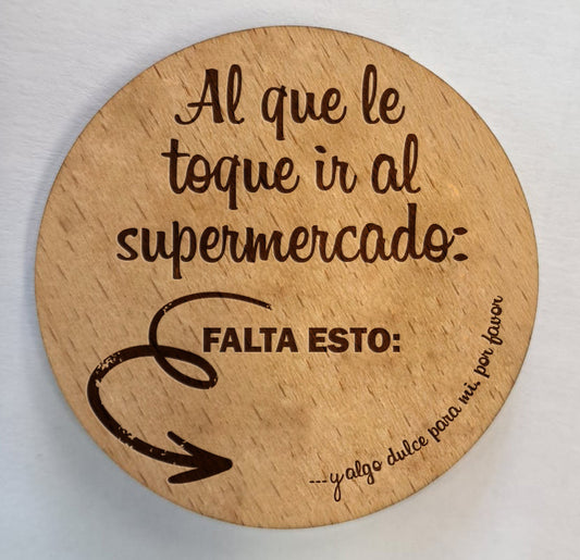 Imán de madera de haya redondo con un toque de humor grabado a láser: "Al que le toque ir al supermercado: falta esto: ... y algo dulce para mi, por favor.
