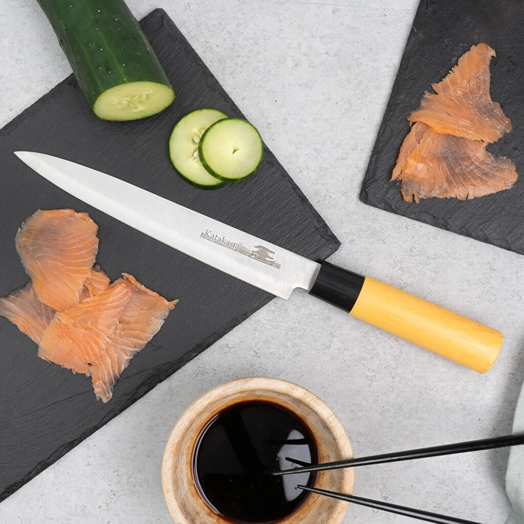 Juego de cuchillos japoneses personalizados con grabado. Cuchillo Yanagiba de acero inoxidable. Detalle del grabado