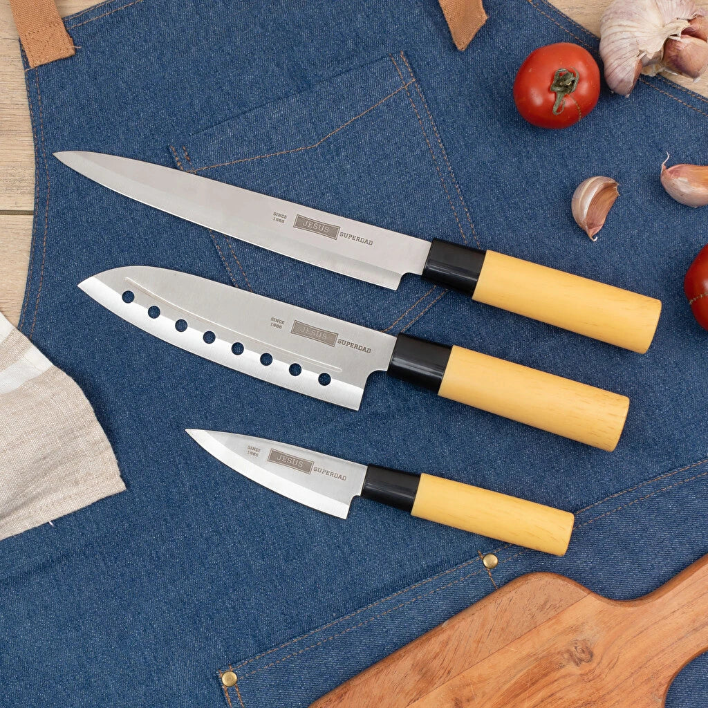 Juego de cuchillos japoneses personalizados con grabado. Incluye Yanagiba, Santoku y Deba de acero inoxidable. Un regalo original para amantes de la cocina.
