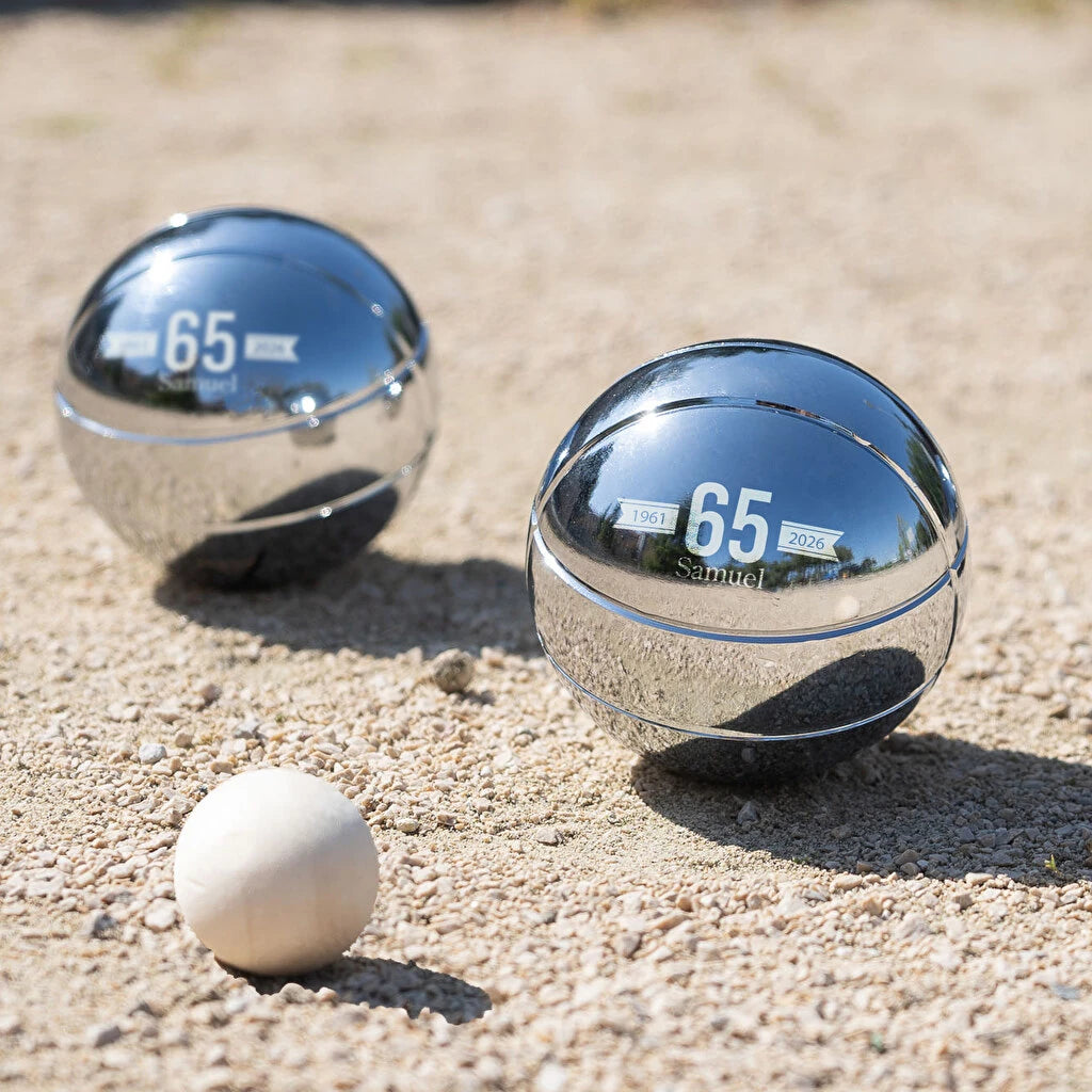 Juego de petanca personalizado con grabado en las bolas. Incluye 3 bolas metálicas, boliche de madera, cinta métrica y bolsa. Desde 1 unidad. Dos bolas grabadas y el bolinche