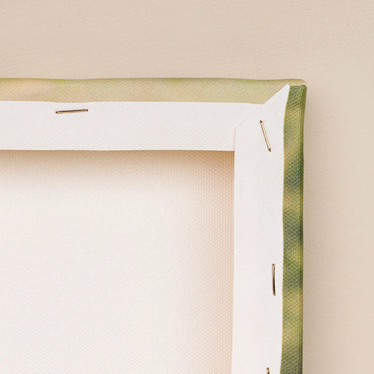 Detalle del lienzo de tela de algodón montada sobre el bastidor de madera. Sujeción de la parte trasera