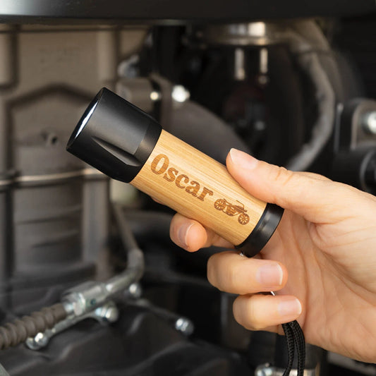 Linterna de bambú con acabado metálico negro en puntas y grabada a láser con el nombre o mensaje del cliente