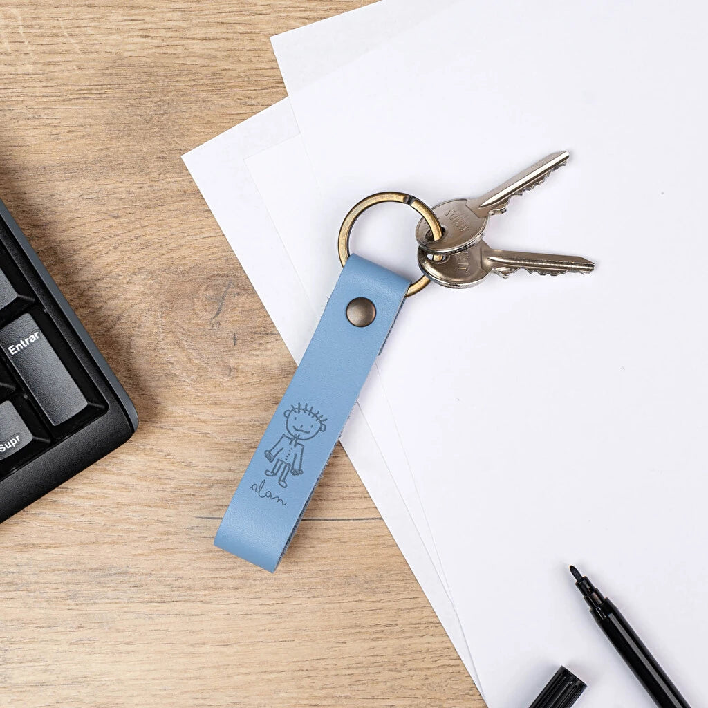 Llavero de cuero azul de forma alargada con anilla de oro envejecido, grabado a láser 