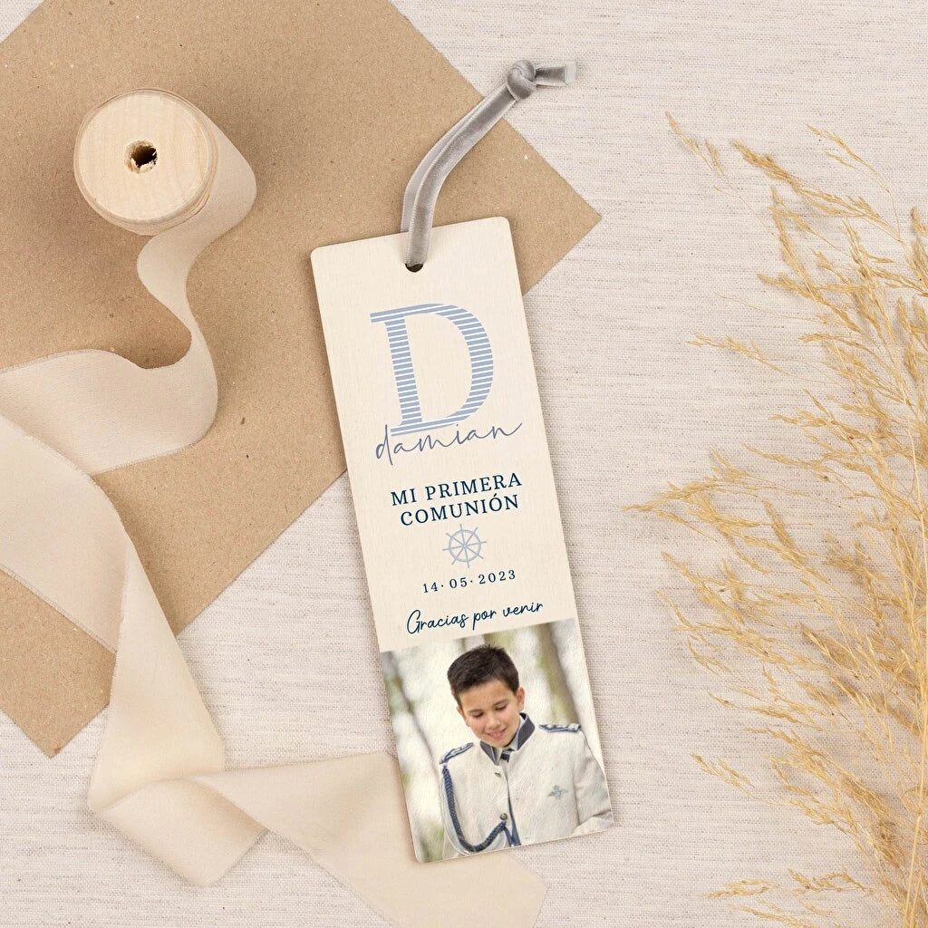 Marca páginas de madera personalizado con impresión directa a todo color por una o ambas caras, con cordón de terciopelo decorativo. Ideal como detalle de comunión