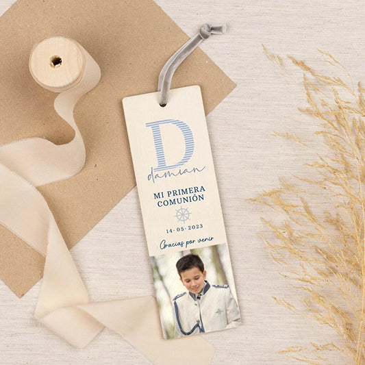 Marca páginas de madera personalizado con impresión directa a todo color por una o ambas caras, con cordón de terciopelo decorativo. Ideal como detalle de comunión